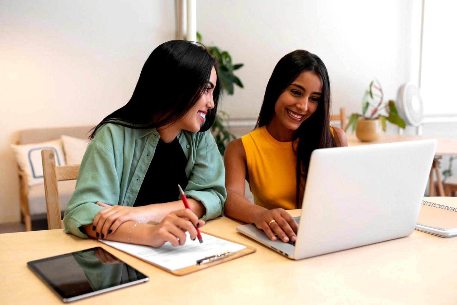 Environnement de travail moderne avec outils de modélisation financière